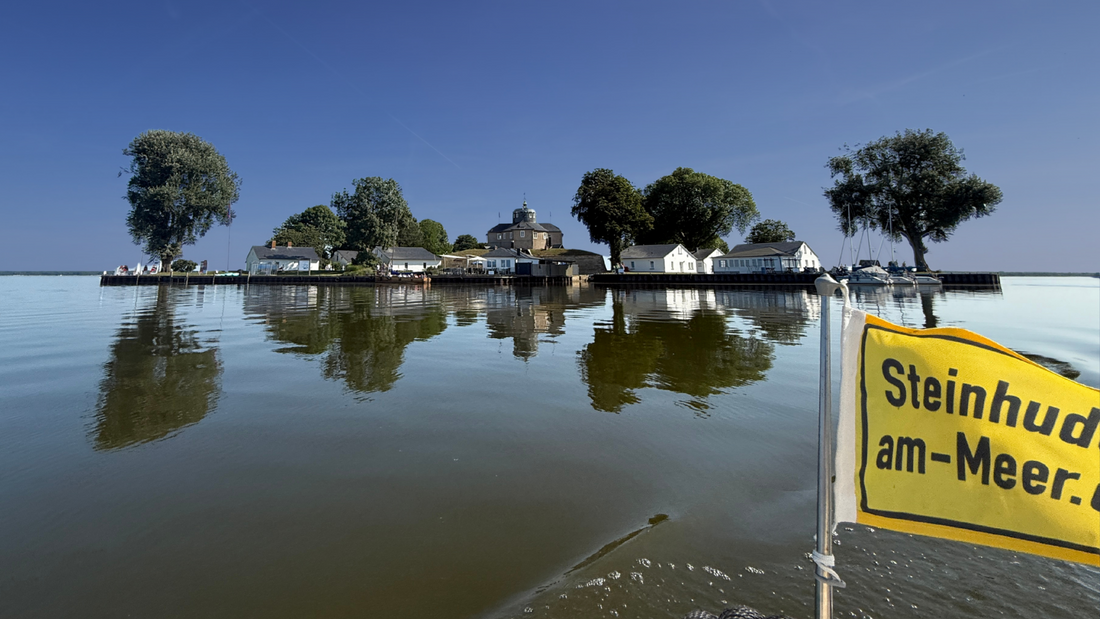 kleine-fahne-steinhude-am-meer.de-boot-richtung-wilhelmstein